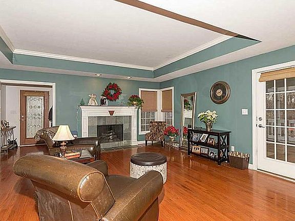 3rd image of 8432 Thornhill Dr