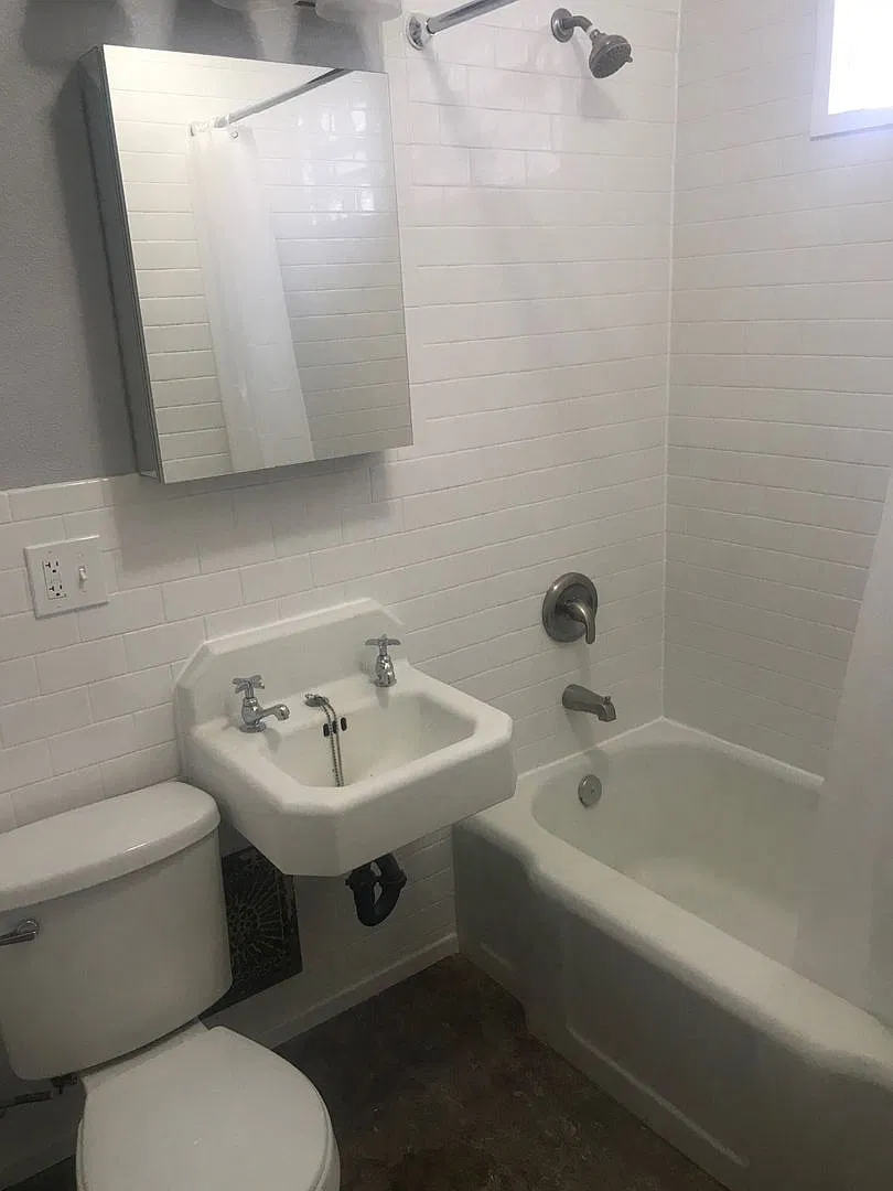 8 Bedroom house w/ 3 bathrooms, 3 kitchens — Photo 4