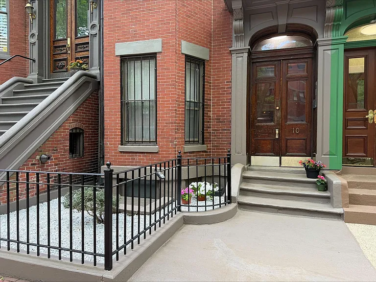 10 Wellington St — Photo 1