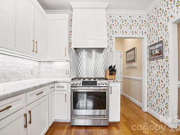 2nd image of 811 4th St NE
