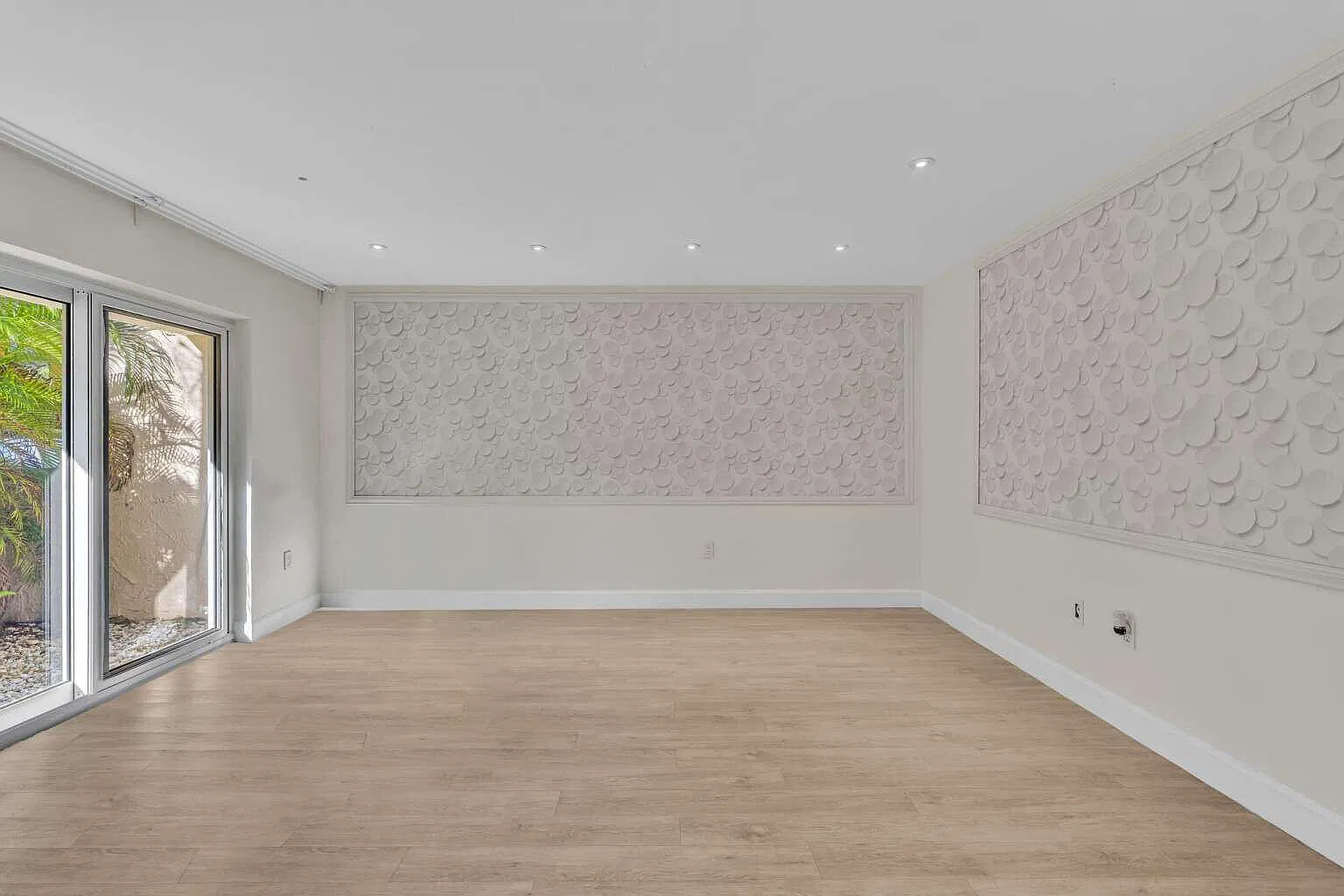 3 bed, 2.5 bath, 1640 sqft, $5,700 — Photo 4