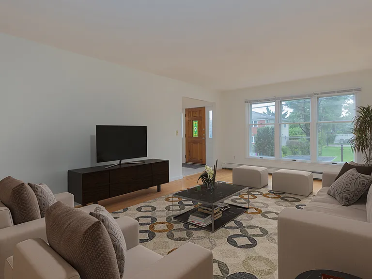 30 Cassilis Ave — Photo 4