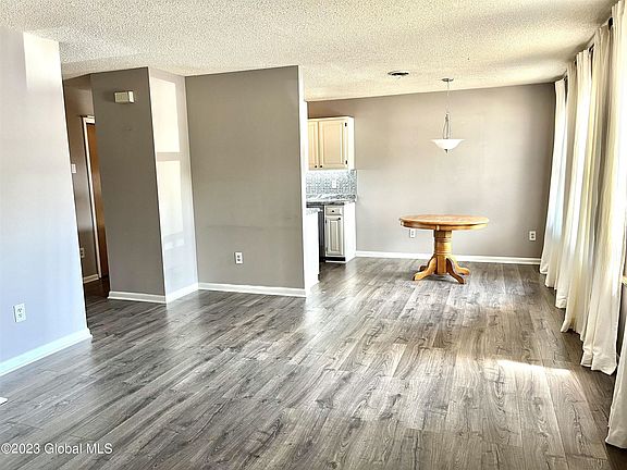2nd image of 512 Cambridge Manor Dr