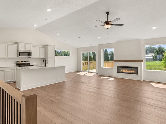 4th image of 218 NE Wildflower Dr