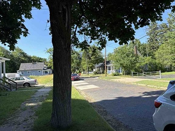 Exterior Neighborhood (street photo)