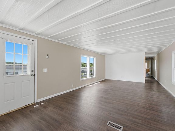 5th image of 5026 N Clark St