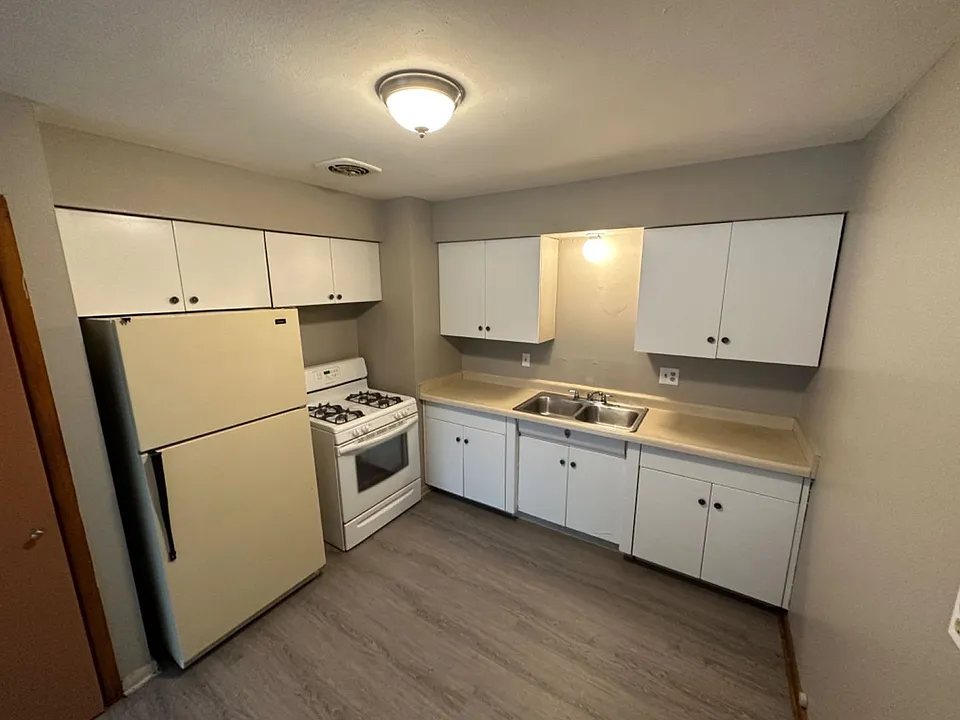 7731 W Hampton Ave. (8 Unit)