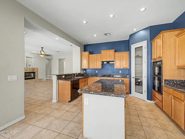 1902 E Desert Ln — Photo 17