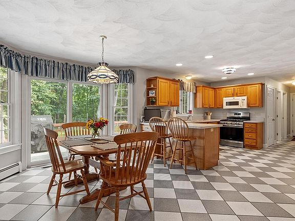 4th image of 34 Arrowwood St