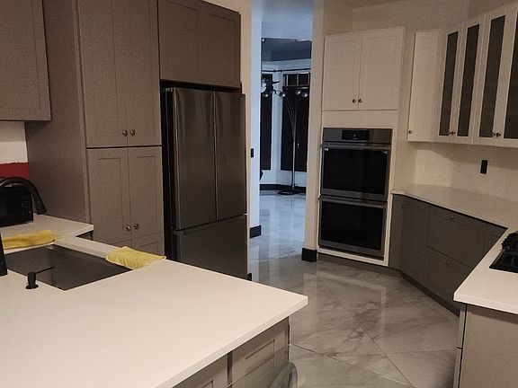 3rd image of 909 Citrus Ave S