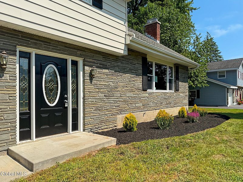 3rd image of 14 Cloverleaf Drive