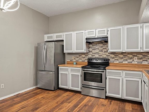 5th image of 10204 Oak Terrace Cir #10204