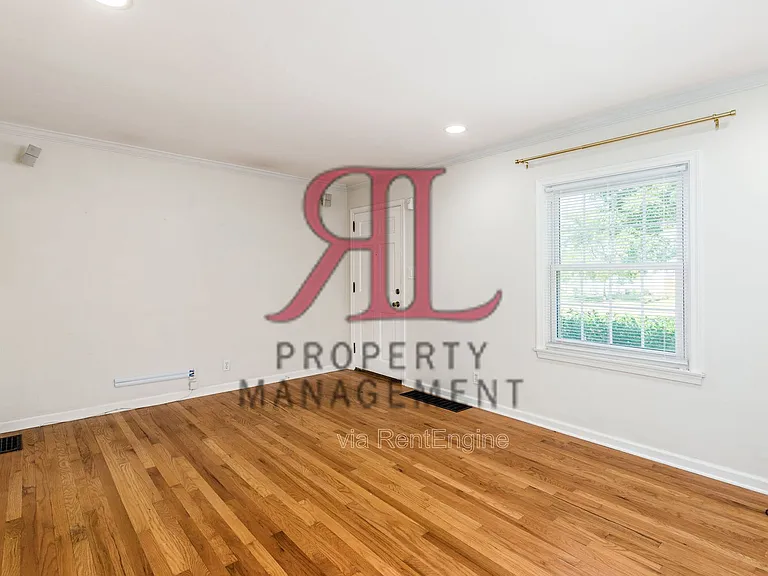 317 E Royal Forest Blvd — Photo 3