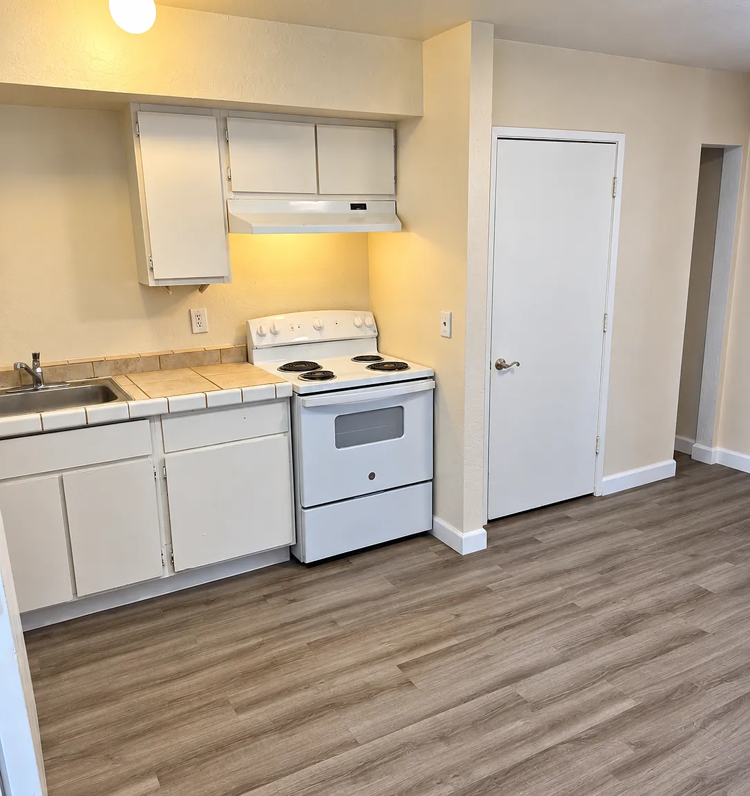 Pay $1050 Security Deposit Moves you in, No rent for September 2026. Charming Studio Retreat in N... — Photo 2