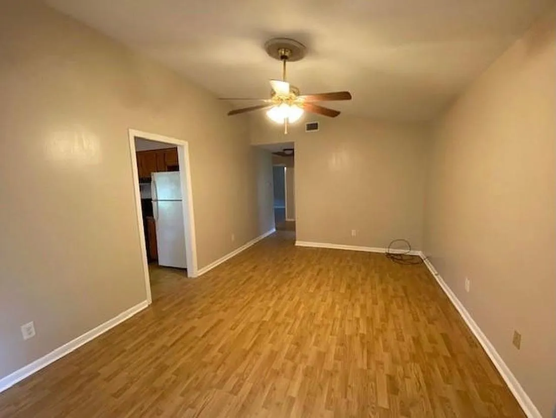 3 bed, 1090 sqft, $1,200 — Photo 2