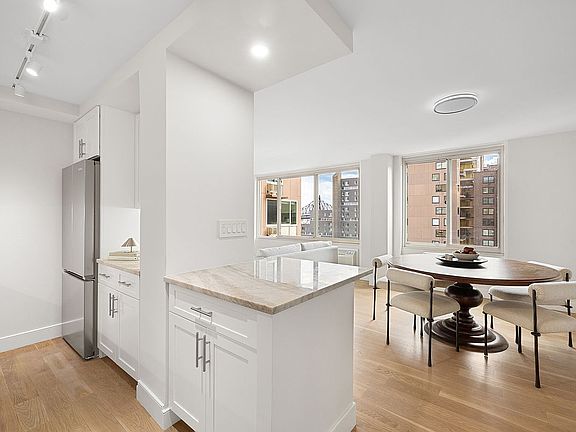 5th image of 555 Main St APT 1308