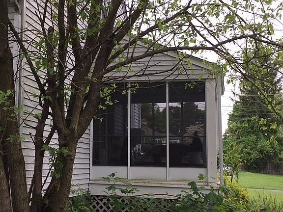 Side Screened Porch - enter from LR