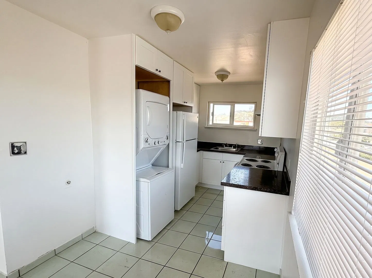 Utilities Paid! Spacious 2-Bed Oakland Unit w/ In-Unit Laundry & Gated Parking — Photo 3