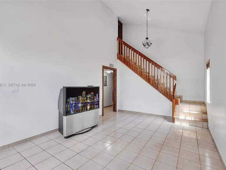7811 SW 9th Ter — Photo 4