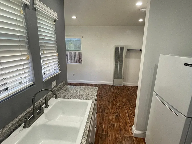 508 S Catalina Ave #B — Photo 13