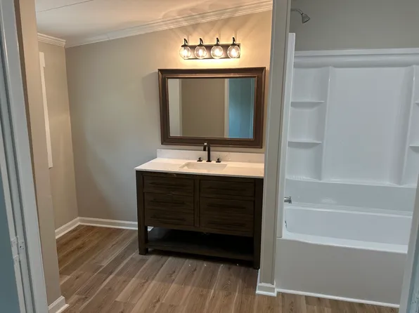 73 J E Batson Rd, Hampstead, NC 28443