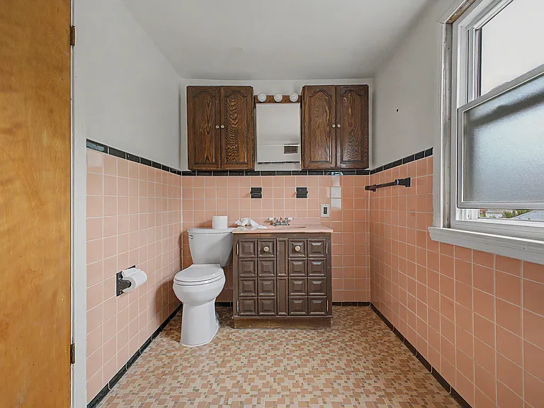21236 Outer Dr — Photo 33