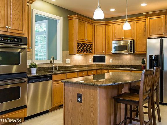 Upgraded Woodstar cabinets with crown moulding