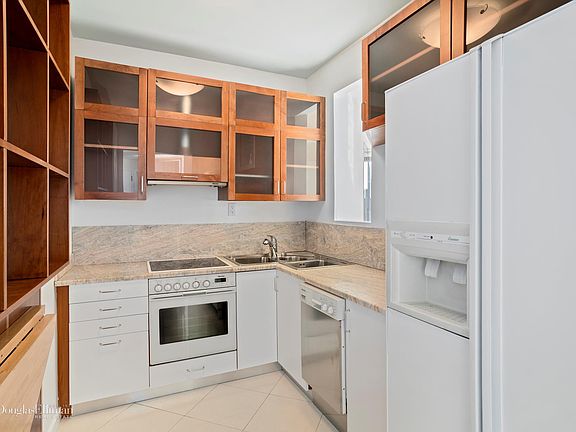 2nd image of 150 W 56th St APT 5906