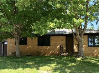 704 W 10th St, Yankton, SD 57078