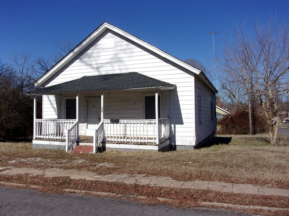 Building Photo - 526 Leslie St