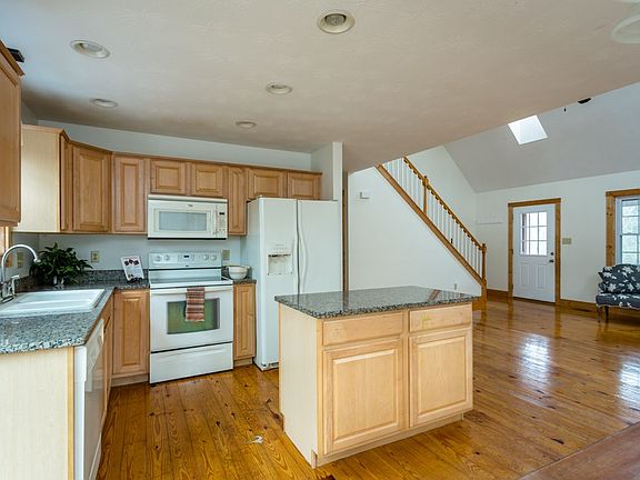 3rd image of 163 Lee Ct