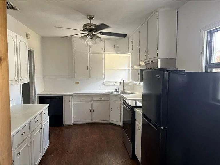 822 E Warren Ave — Photo 4