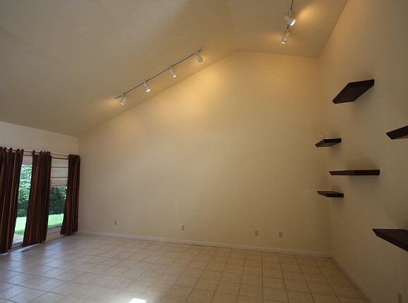 5th image of 3909 Oakmont Cir