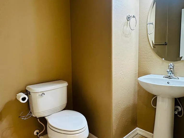 2138 W Marconi Ave — Photo 12