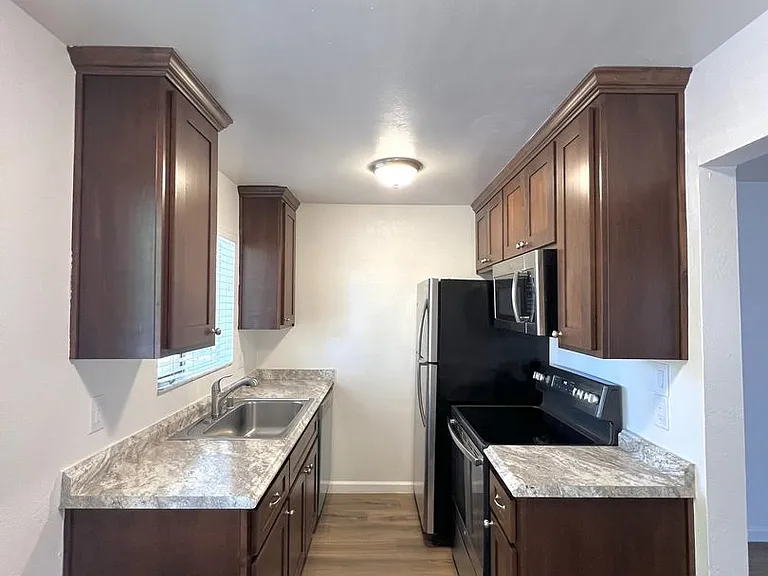 1408 G St — Photo 9