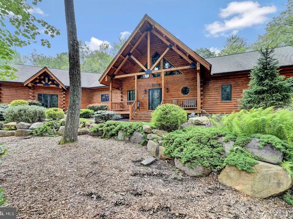 360 Wolf Hollow Rd, Lake Harmony, PA 18624