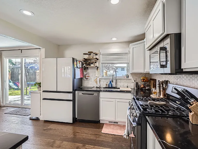 7995 Flower St — Photo 9