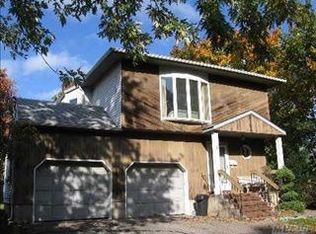 8 Ronson Ln, Valley Stream, NY 11580