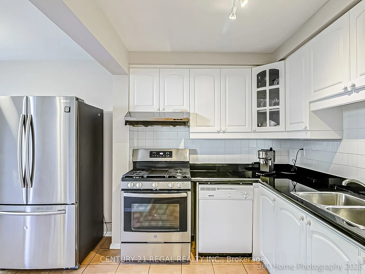 4 bed, $2,990 — Photo 4