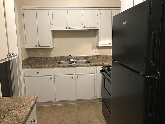 4th image of 591 Estridge Dr