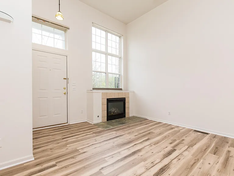 1933 Lindsay Ln — Photo 6
