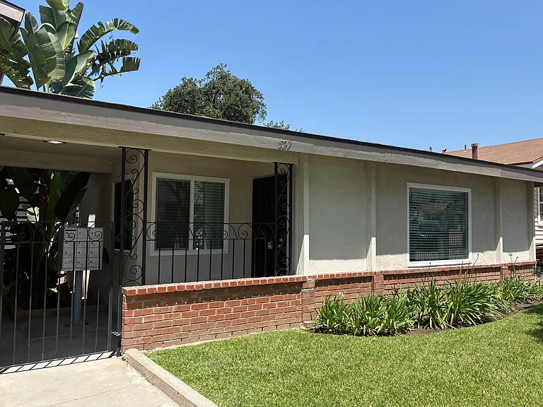 527 N Alameda Ave — Photo 1