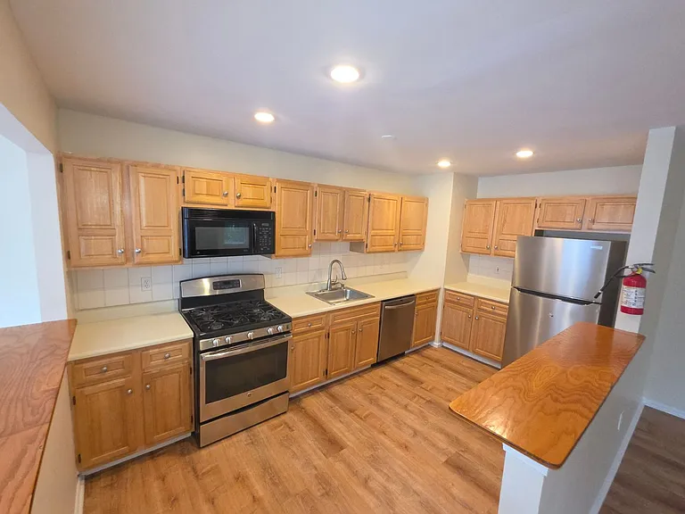 204 Barclay Ct — Photo 7