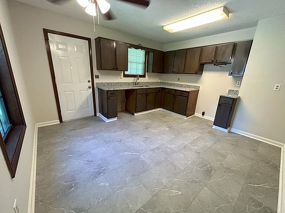 3rd image of 1095 S Gordon Rd #A