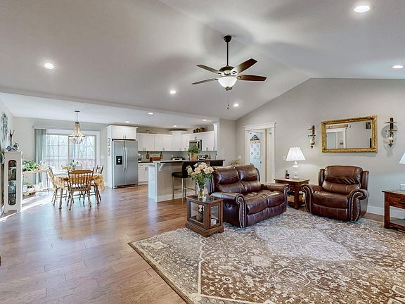 3rd image of 284 Oakcrest Dr