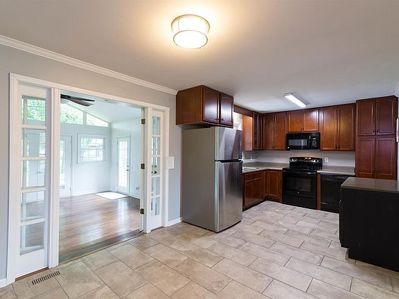 5th image of 915 Temple Ct