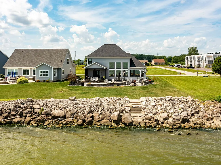 2717 S Waterside Ct — Photo 2