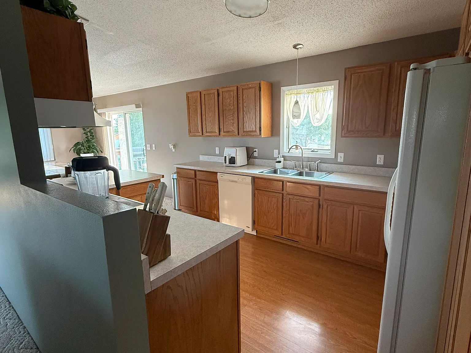 3 bed, 2.5 bath, 1975 sqft, $1,950 — Photo 4