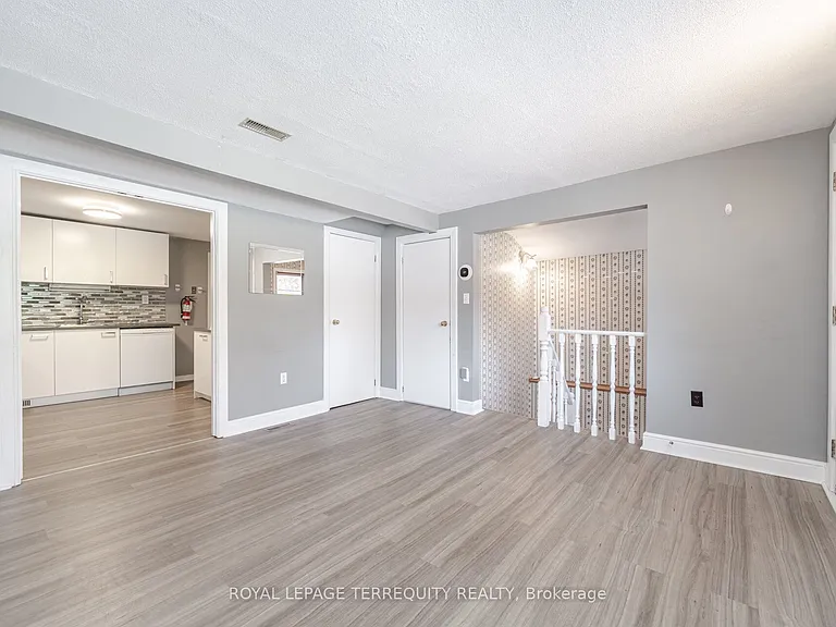 16 Royal Ave — Photo 9