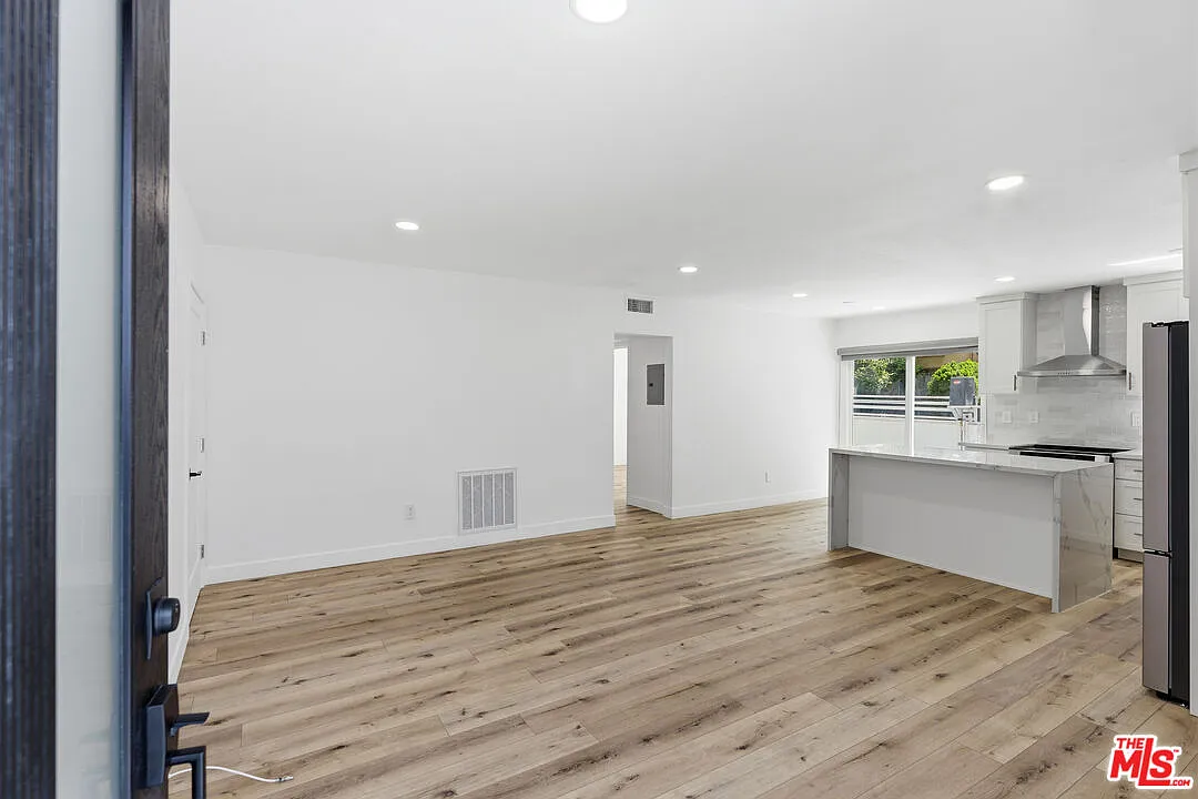 2 bed, 1.0 bath, 1100 sqft, $3,600 — Photo 3